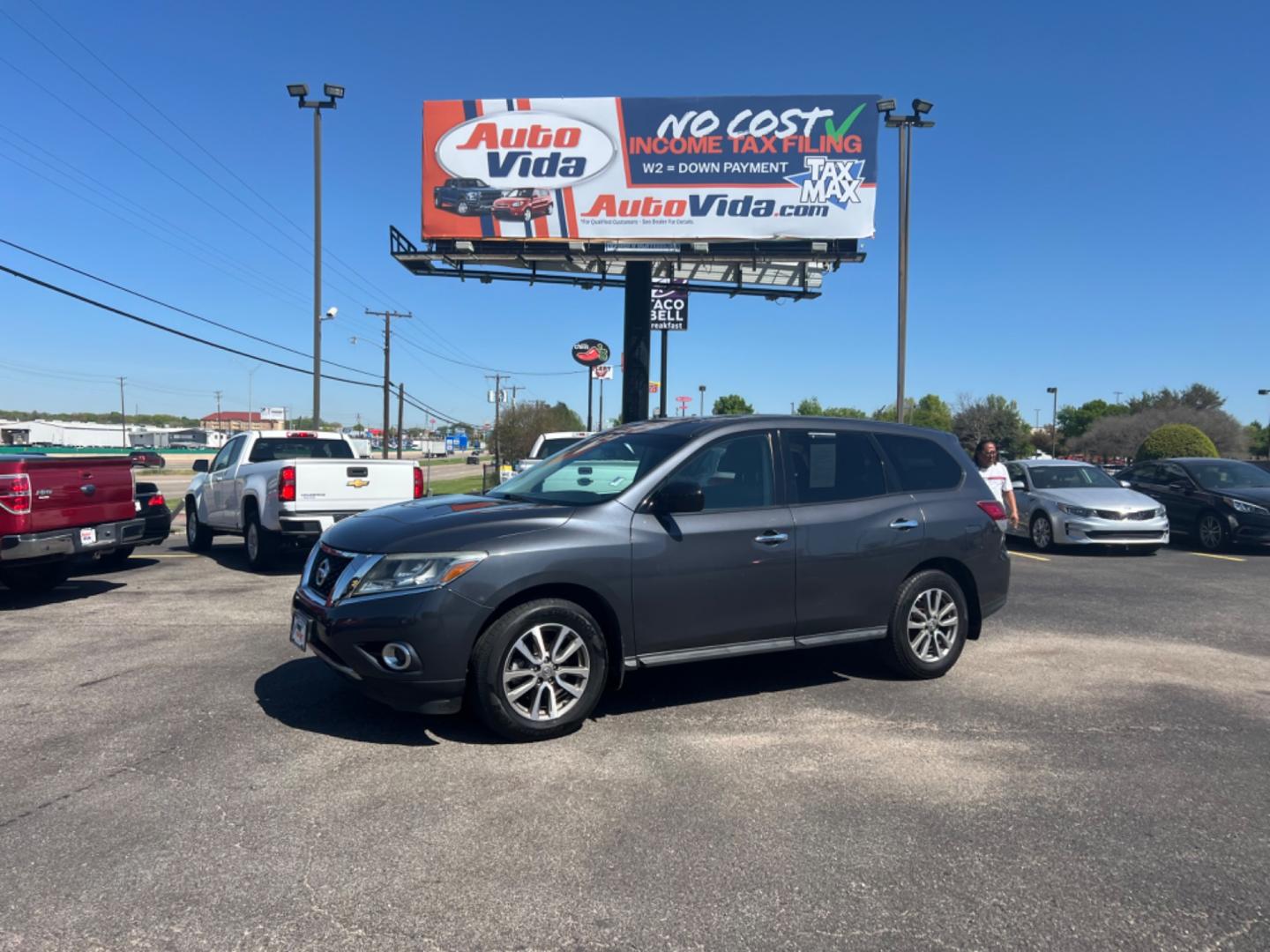 2014 GRAY Nissan Pathfinder S 4WD (5N1AR2MMXEC) with an 3.5L V6 DOHC 24V engine, Continuously Variable Transmission transmission, located at 420 I-35E, Lancaster, TX, 75146, (469) 297-4144, 32.593929, -96.823685 - Photo#0